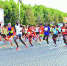 9月25日上午，2016乌海国际半程马拉松赛在乌海湖畔鸣枪开赛，上万名选手参加比赛。自治区体育局局长谭景峰，市委副书记、 - 正北方网