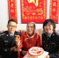 百岁老人与祖国同庆生日 社区民警送蛋糕为老人祝寿 - 内蒙古新闻网