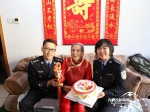 百岁老人与祖国同庆生日 社区民警送蛋糕为老人祝寿 - 内蒙古新闻网