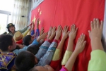 蒙古族小学里传递爱国情 - 内蒙古新闻网
