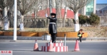 女交警换冬装 英姿飒爽保畅通 - 正北方网