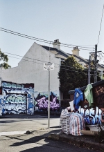 澳摄影师用镜头记录小镇涂鸦艺术 - 正北方网
