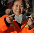 环卫工人戴上爱心3M口罩 - 内蒙古新闻网