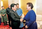 李纪恒与自治区两会代表委员集体观看《爱在胡杨》 - 内蒙古新闻网