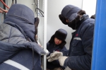 电力工人风雪中抢修电力故障 - 正北方网
