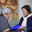布小林礼赠牧民老人：“用这绸缎做一身新袍子，精精神神迎大庆！” - 内蒙古新闻网