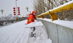 早上8点，环卫工人冒雪除雪。 - 正北方网