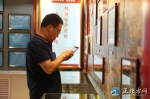 4网络名人参观柳树川村“村史馆”现场发微博 - Nmgcb.Com.Cn