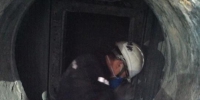 检验人员在气化炉中的检验现场.jpg - 质量技术监督局