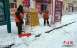 11月14日，内蒙古呼伦贝尔市牙克石街头，环卫工在清理积雪。余昌军 摄 图片来源：视觉中国 - Nmgcb.Com.Cn