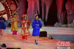 图为中国佳丽民族服装展示。　张玮 摄 - Nmgcb.Com.Cn