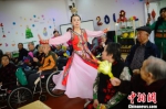 志愿者为老人们表演顶碗舞。　刘文华 摄 - Nmgcb.Com.Cn