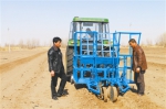 开鲁农民发明植树机 一天栽树300亩 - 正北方网