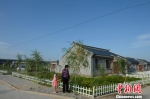 位于库布齐沙漠上的杭锦淖尔村，该村由政府和亿利企业共同出资建造，村民在住进新房的同时可参与企业制沙增加收入。　刘文华 摄 - Nmgcb.Com.Cn