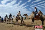 人们在库布齐沙漠内的响沙湾景区骑骆驼游玩。　刘文华 摄 - Nmgcb.Com.Cn