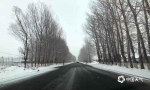 受冷空气影响，3日内蒙古赤峰市出现大范围雨雪天气。监测显示：昨日，赤峰市14个国家气象站中共12个站点出现降雪，其中，最大降雪出现在克什克腾旗经棚站，降雪量为6.4毫米。4日，赤峰市降雪仍在持续，同时赤峰市气象台于07时，08时分别发布了暴雪蓝色预警信号和道路结冰黄色预警信号，请做好防御措施。文：田艳芳 图：高若桐 - Nmgcb.Com.Cn