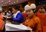 蒙古族委员通过同声传译器聆听报告 - Nmgcb.Com.Cn