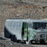 内蒙古西乌旗银漫矿业公司东侧山坡上停放一辆改装的运送矿工的车辆。新京报记者 王飞 摄 - Nmgcb.Com.Cn