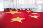 12位额吉刺绣巨幅国旗：为新中国成立70周年献礼 - Nmgcb.Com.Cn