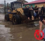 热血热心真爷们！洪水中仨小伙开铲车救了200多人 - 正北方网