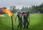 张张是大片！这场雨中练兵太酷了~ - 正北方网