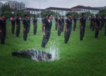 张张是大片！这场雨中练兵太酷了~ - 正北方网