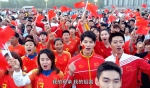 用歌声祝福祖国丨天安门广场数万人齐唱《我爱你中国》 - 正北方网