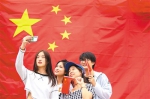 中国网民爱国热情高涨 和国旗同框 向祖国表白 - 正北方网