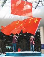 中国网民爱国热情高涨 和国旗同框 向祖国表白 - 正北方网