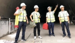 白芝勇（右二）在秦岭天台山特长隧道附近和技术人员交流 央视网记者 弟辰晨/摄 - 正北方网