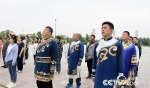 八岔村两委班子和村民一起举行升旗仪式。（何川 摄） - 正北方网